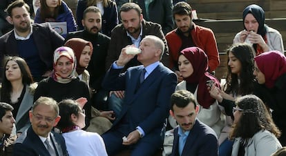 El presidente de Turquía, Tayyip Erdogan, toma un yogur tradicional durante un encuentro con estudiantes en Ankara. este jueves.
 