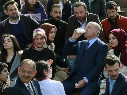 El presidente de Turquía, Tayyip Erdogan, toma un yogur tradicional durante un encuentro con estudiantes en Ankara. este jueves.
 
