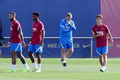 Koeman, entre Memphis, Ansu y Gavi, los protagonistas de la rueda de prensa.