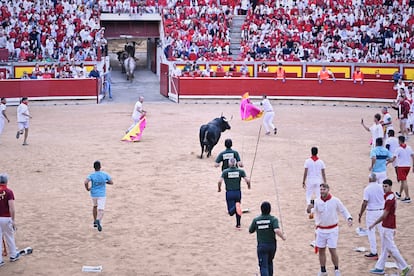 El astado rezagado en el plaza de Toros durante el segundo encierro de los San Fermines.