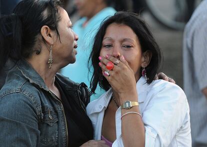 Una familiar de un peso de Comayagua llora a las puertas del penal.