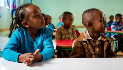 Unos ni&ntilde;os atienden en clase en un colegio de Getema, Etiop&iacute;a.