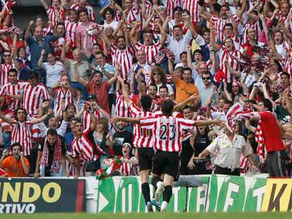 Aduriz corre a abrazar a Gabilondo tras el segundo gol del Athletic.