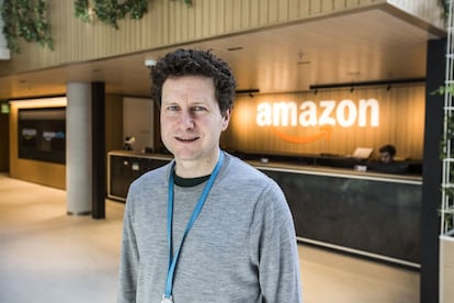 A Amazon é uma das multinacionais estabelecidas em Luxemburgo pelo seu regime fiscal favorável. Tem cerca de 2.000 funcionários no país, a maioria deles cientistas da computação, advogados, gerentes de recursos humanos e gerentes.