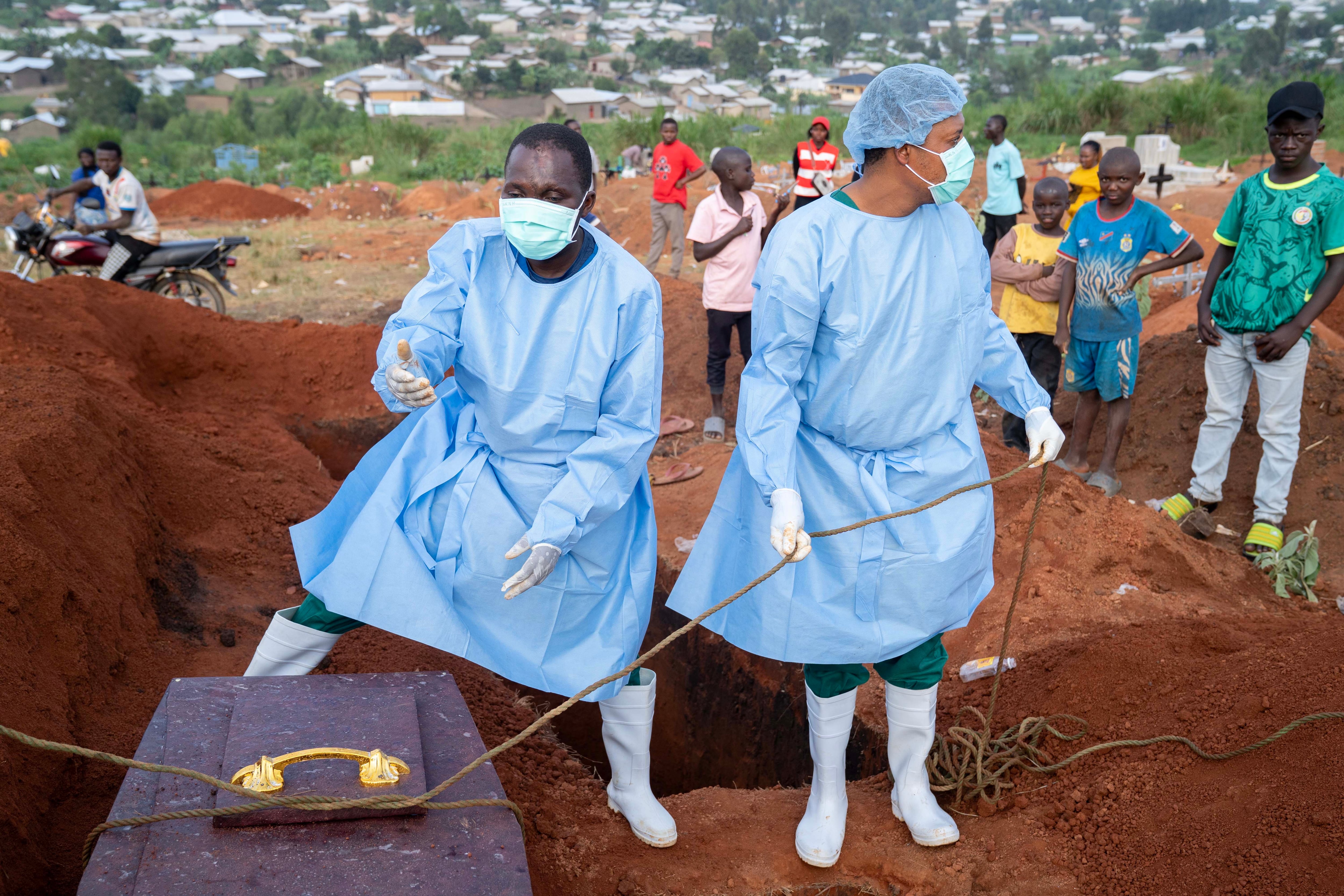 “El ébola se extiende a una velocidad más rápida que nuestra capacidad para contenerlo”: el brote está fuera de control en Congo, según la OMS