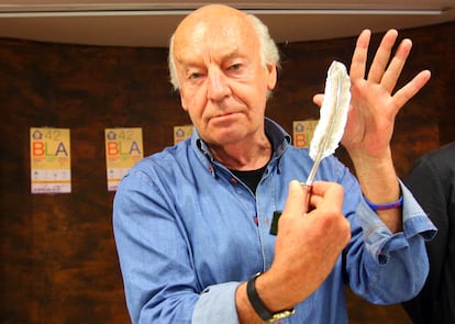 El escritor uruguayo Eduardo Galeano con la Pluma de la Crítica, premio que le entregaron en el marco de la 42º edición de la Feria del Libro de Bilbao, en mayo del 2012.