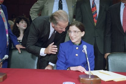 O então senador Joe Biden, candidato democrata às eleições presidenciais dos Estados Unidos neste ano, conversa com Ruth Bader Ginsburg no Capitólio, em Washington, que avaliava a idoneidade da candidata como juíza da Corte Suprema, em 20 de julho de 1993.