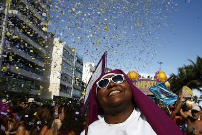 Uma falsa freira durante desfile no Rio.