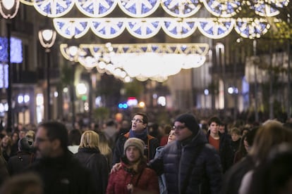La avenida Portal del Ángel, en el centro de Barcelona, abarrotada por las compras navideñas.