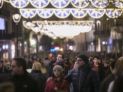 La avenida Portal del Ángel, en el centro de Barcelona, abarrotada por las compras navideñas.