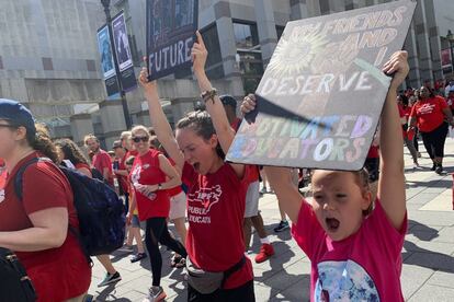 Zoë Powell, de 8 años, grita consignas junto a su madre, Sarah Jackson, de 24 años, el 1 de mayo de 2019, en Raleigh, Carolina del Norte. Las maestras de Carolina del Norte tomaron las calles el miércoles por segundo año consecutivo con la esperanza de que una legislatura más equilibrada políticamente estará más dispuesta a satisfacer sus demandas.