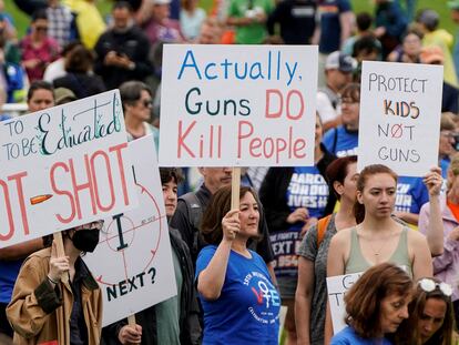 Manifestantes durante una marcha a favor de un mayor control de armas en Estados Unidos, el pasado 12 de junio en Washington.