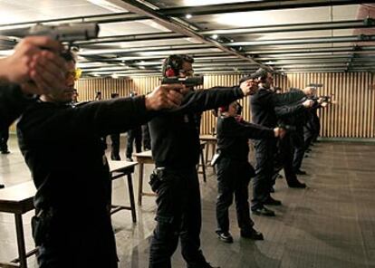 Alumnos de la Academia de Policía de Ávila hacen prácticas de tiro.