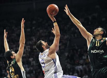 Felipe Reyes lanza a canasta ante los jugadores del Panathinaikos griego, el base Diamantidis y ala-pívot Dikoudis.