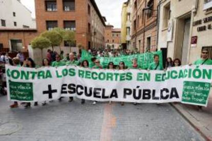Grupos de personas sostienen una pancarta durante la manifestación en defensa de la enseñanza pública en Teruel. EFE/Archivo