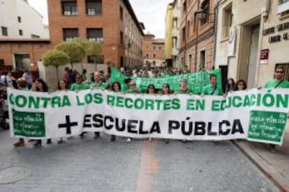 Grupos de personas sostienen una pancarta durante la manifestación en defensa de la enseñanza pública en Teruel. EFE/Archivo