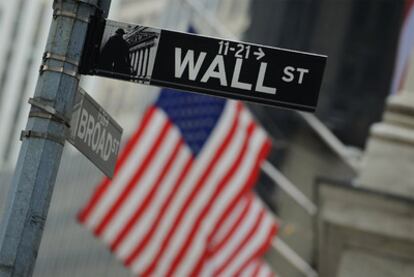 Esquina entre Broad y Wall Street, donde se encuentra el edificio de la bolsa de Nueva York.