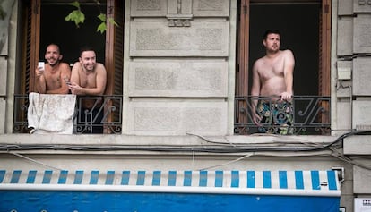 Turistes en un pis de la Barceloneta.