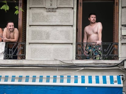 Turistes en un pis de la Barceloneta.