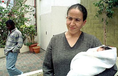 Fatiha Nadir, con su hija, Sheima, en brazos, en el centro de acogida donde viven en Gran Canaria.