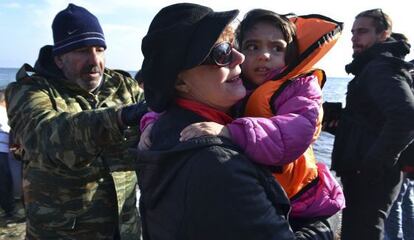 La actriz Susan Sarandon sostiene a un niño refugiado en la isla Lesbos.