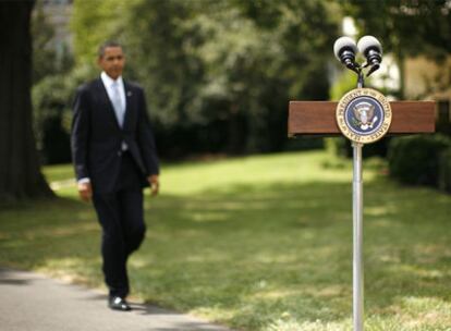 Barack Obama se dispone a hacer unas declaraciones a la prensa en los jardines de la Casa Blanca, el viernes.
