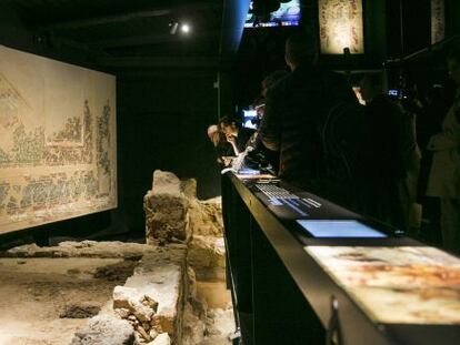 La pintura mural recuperada que es pot veure al nou espai museïtzat de la Domus Avinyó de Barcelona.