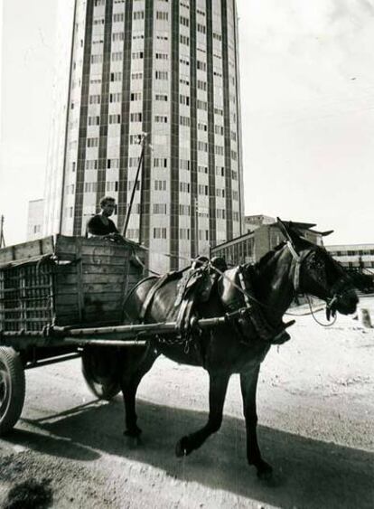 Un carro, delante de La Paz (1960).
