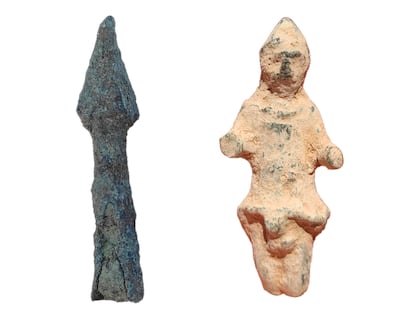 Punta de flecha y figura encontradas en el paraje del Cerro de la Harina, en Bailén (Jaén).  Fotografía cedida por el grupo de investigación de la excavación.