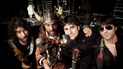 Fran Velo, Tonhito de Poi, Javi Maneiro y Tuchiño, durante un descanso del ensayo en una discoteca de Ordes.