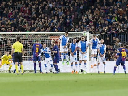 Messi observa la seva rematada de falta directa.