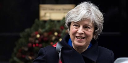 La primera ministra brit&aacute;nica, Theresa May, acude a una sesi&oacute;n de control en el Parlamento en Londres este mi&eacute;rcoles. 