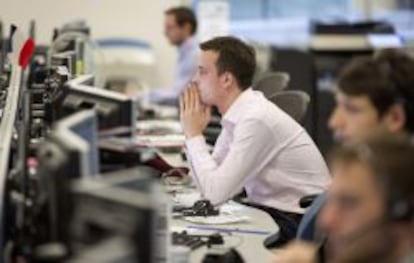 Operadores en una mesa de negociaci&oacute;n en Londres.