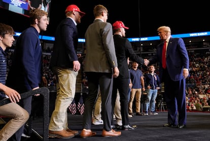 Trump saluda a los miembros del equipo de lucha libre de Penn State durante un mitin en State College (Pensilvania), el sábado.