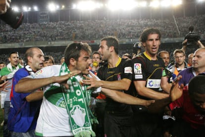 Un seguidor del Elche pretende arremeter contra Ighalo (a la derecha), futbolista del Granada.