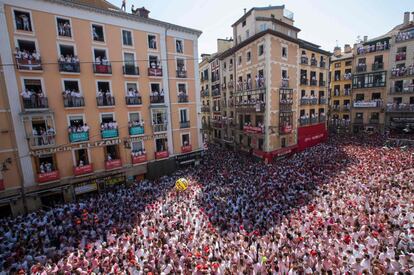 Ambiente momentos antes del lanzamiento del chupinazo, en la plaza del Ayuntamiento en Pamplona.