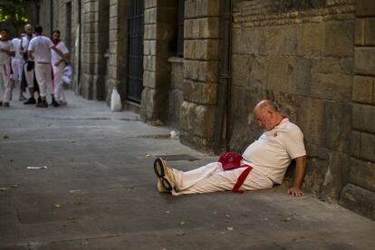 Un hombre duerme en mitad de la calle en las primeras horas de las fiestas.