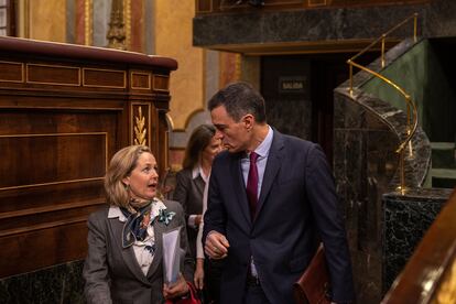 La vicepresidenta primera y ministra de Asuntos Económicos, Nadia Calviño, habla con el presidente del Gobierno, Pedro Sánchez, a su llegada al Congreso, el pasado miércoles.