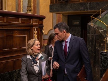 La vicepresidenta primera y ministra de Asuntos Económicos, Nadia Calviño, habla con el presidente del Gobierno, Pedro Sánchez, a su llegada al Congreso, el pasado miércoles.