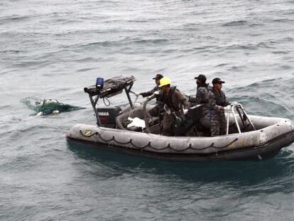 Los equipos de rescate recuperan uno de los cadáveres.