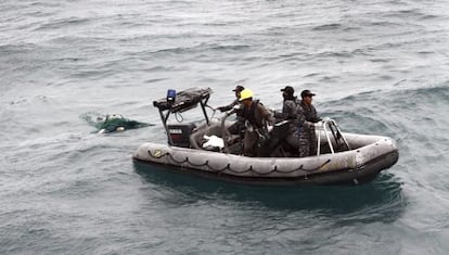 Los equipos de rescate recuperan uno de los cadáveres.