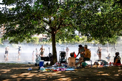 Un grupo de personas se resguarda del calor en Madrid Río.