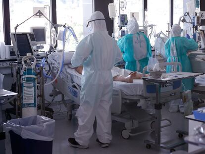 Sanitarios y enfermos en la unidad de curas intensivas del Hospital Vall d'Hebron de Barcelona.