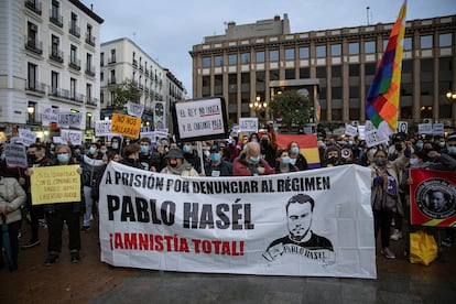 Concentración para protestar por la decisión de la Audiencia Nacional de encarcelar al rapero Pablo Rivadulla Duró, más conocido como Pablo Hásel, este sábado en Madrid.