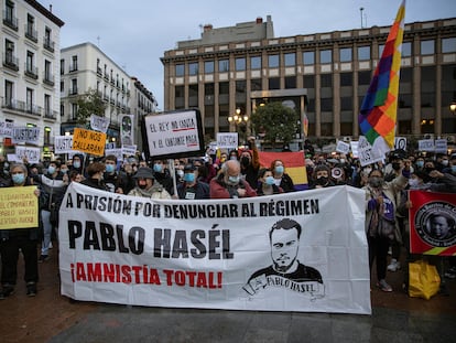 Concentración para protestar por la decisión de la Audiencia Nacional de encarcelar al rapero Pablo Rivadulla Duró, más conocido como Pablo Hásel, este sábado en Madrid.