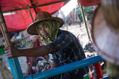 Un trabajador birmano extrae el petróleo.