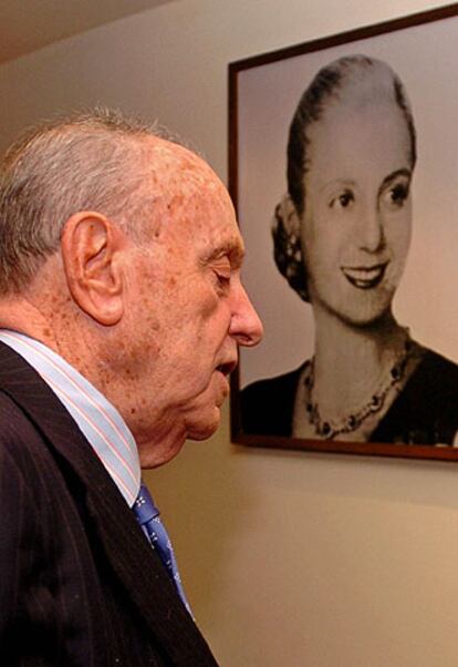 Manuel Fraga, frente a un retrato de Eva Perón ayer en Buenos Aires.