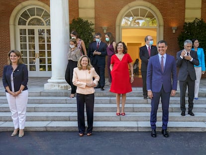 Foto de familia de todos los ministros en la escalinata del Palacio de la Moncloa el pasado martes.