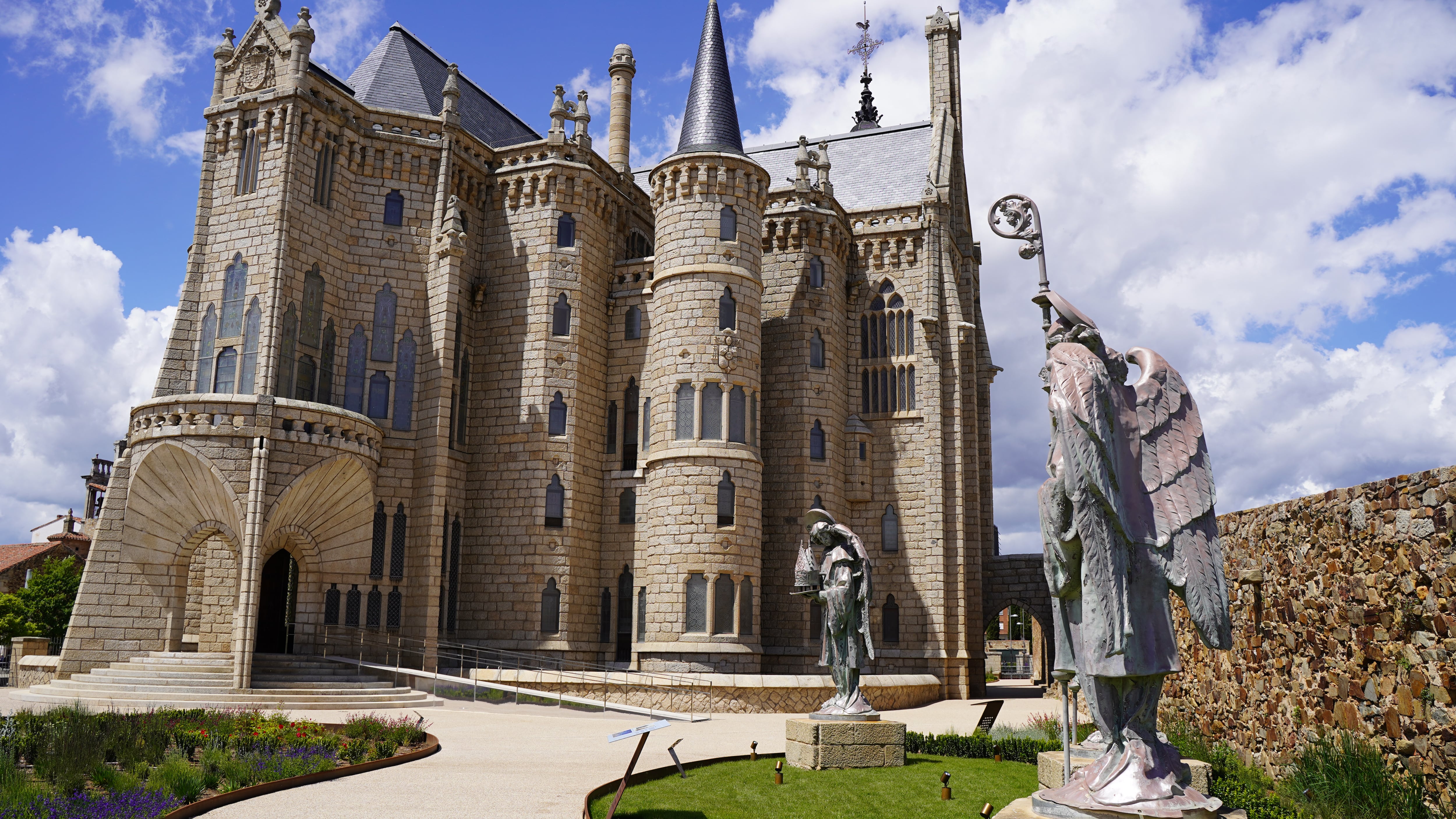 La casa del dragón y un palacio de cuento: León también celebra el Año Gaudí