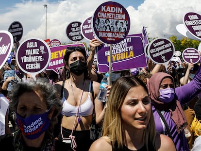 Protesta en Estambul contra la retirada turca del convenio europeo contra la violencia machista el pasado 19 de junio.